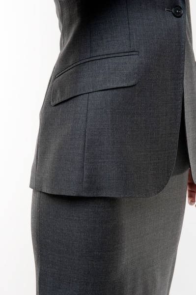 Tailleur gris anthracite, détail de la veste