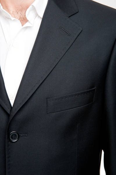Veste de costume bleu marine portée sur une chemise blanche
