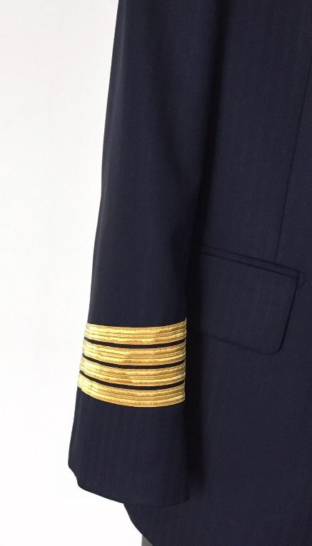 Manche de veste de pilote bleu marine ornée de quatre galons dorés